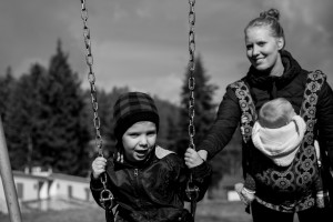kelowna documentary family photography, on the swing